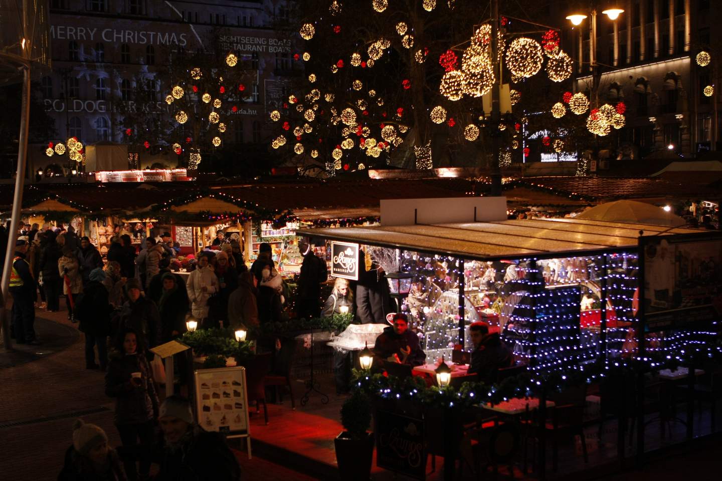 سوق الكريسماس في شهر ديسمبر